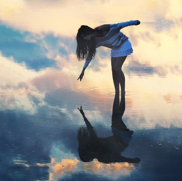 Девушка летит