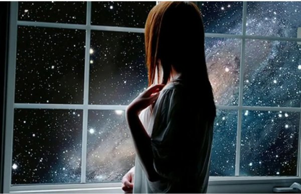 Девушка у окна вечером