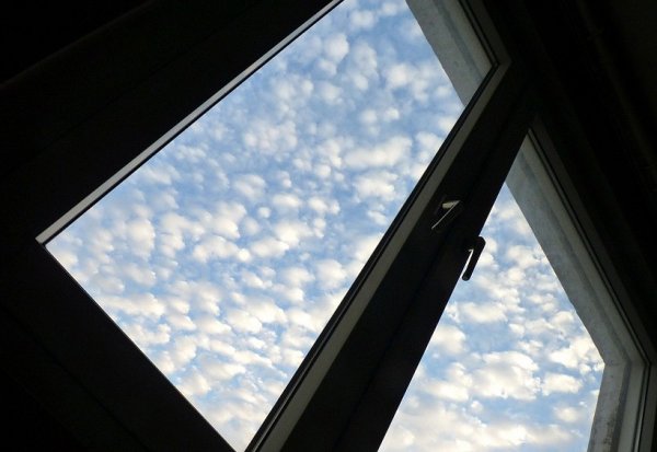 Вид из окна на небо