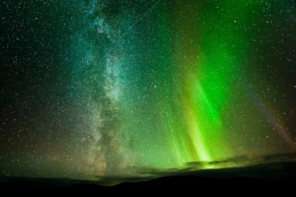 Лучи солнца на черном фоне