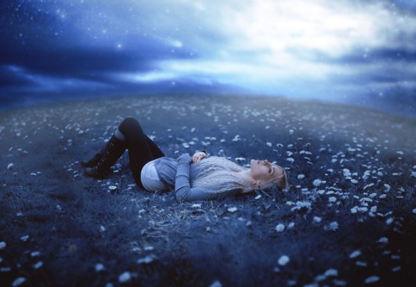 Улыбается смотря на небо