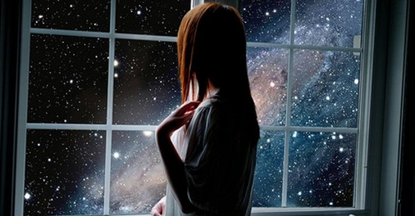 Девушка ночью у окна