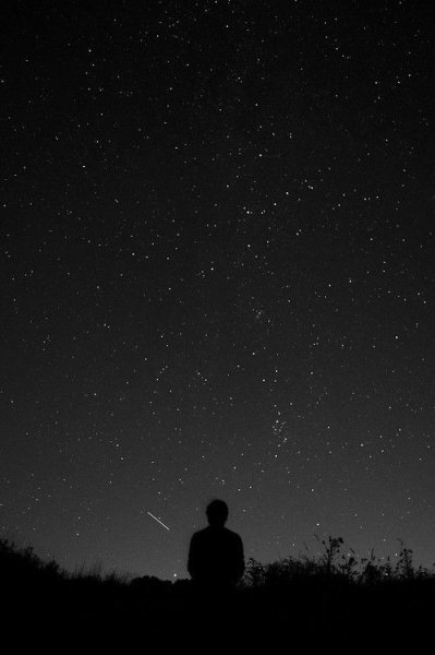 Девушка ночью у окна