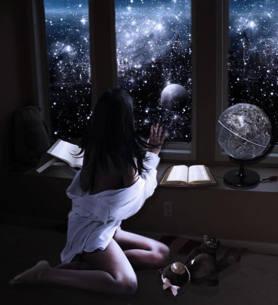 Девушка у окна