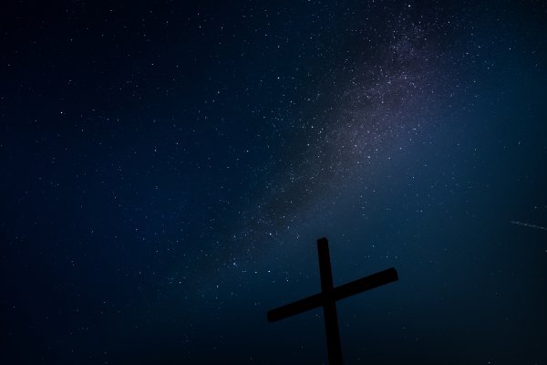 Крест на фоне неба