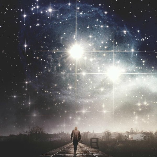 Зажженная свеча в руках