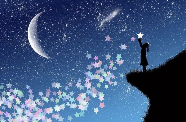 Силуэт девочки смотрящей в небо