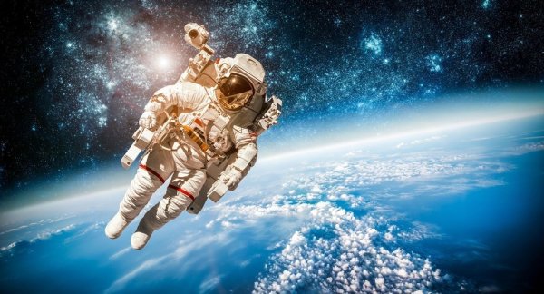 Космонавт в космосе