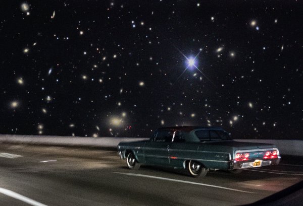 Машина на фоне звездного неба