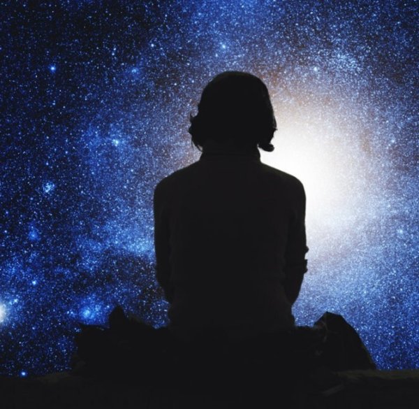 Силуэт на фоне звездного неба