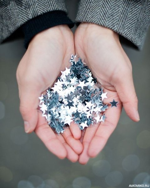 Рука тянется к небу