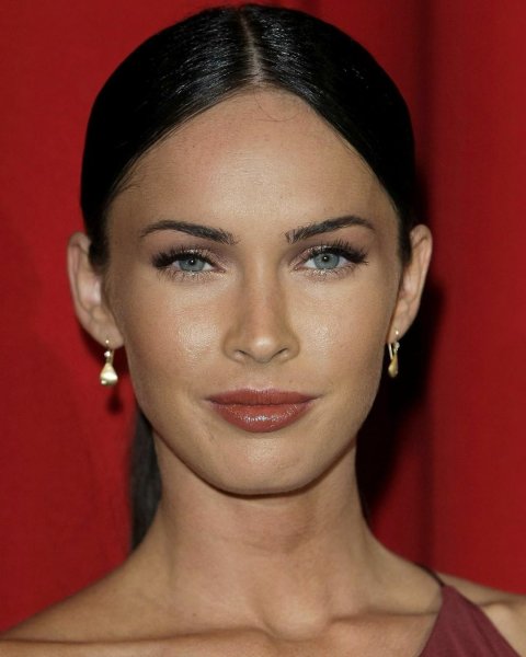 Меган Фокс в профиль