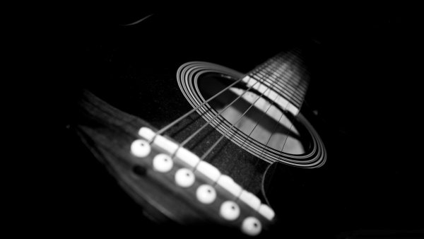 Музыкальные инструменты на темном фоне