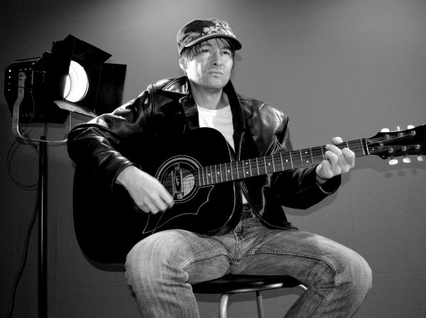 Человек с электрогитарой