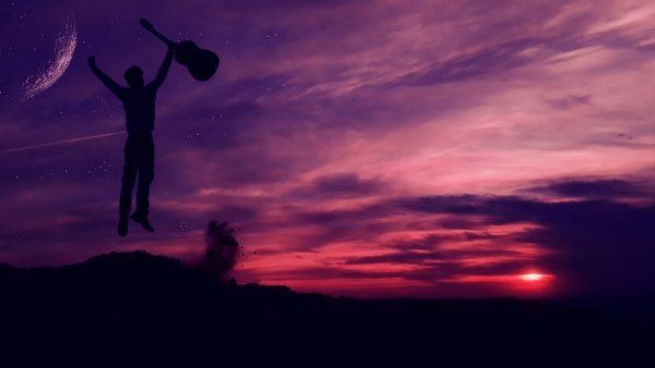 Силуэт человека на фоне неба