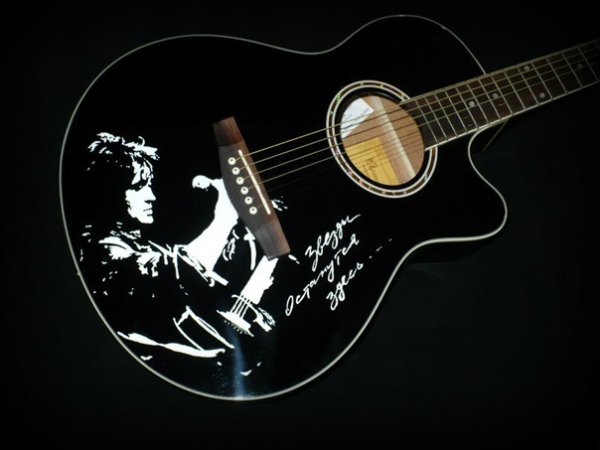 Цой с гитарой