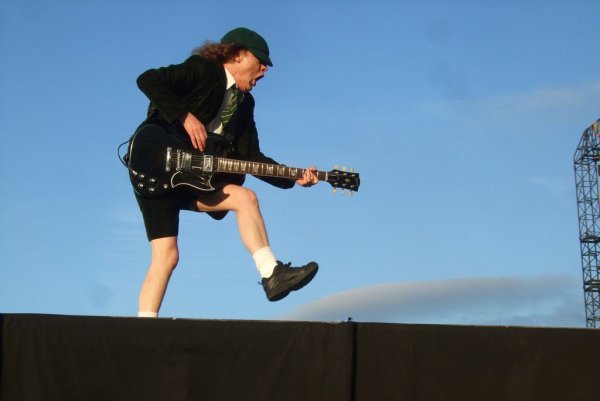 Гитарист AC DC В шортах