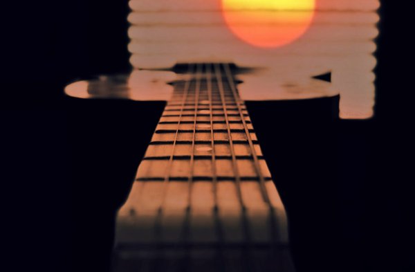 Гитара на фоне заката
