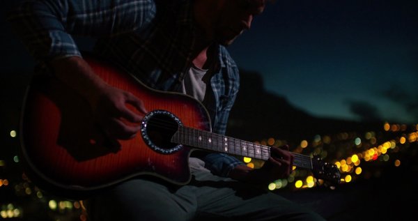 Парень с гитарой на крыше