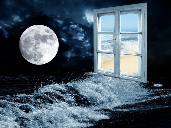 Отражение Луны в окне