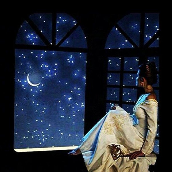 Луна в окне