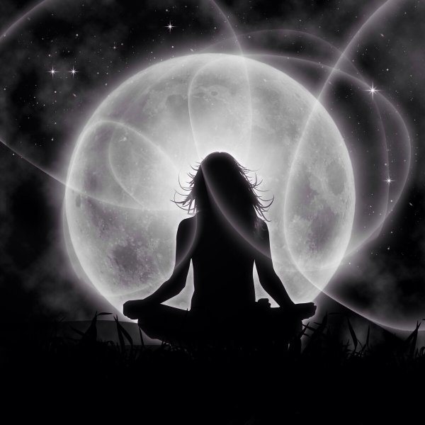 Девушка на фоне Луны