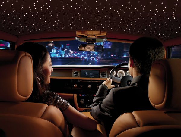 Роллс Ройс Фантом салон звездное небо