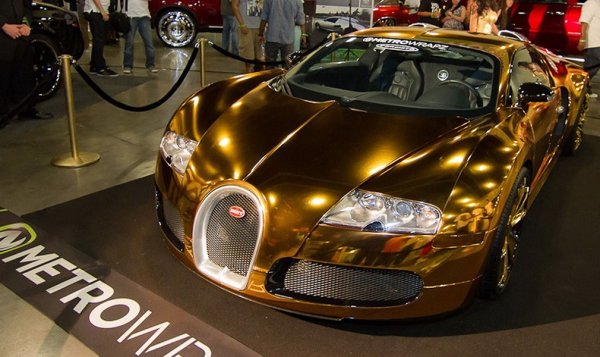 Автомобиль на ночной дороге