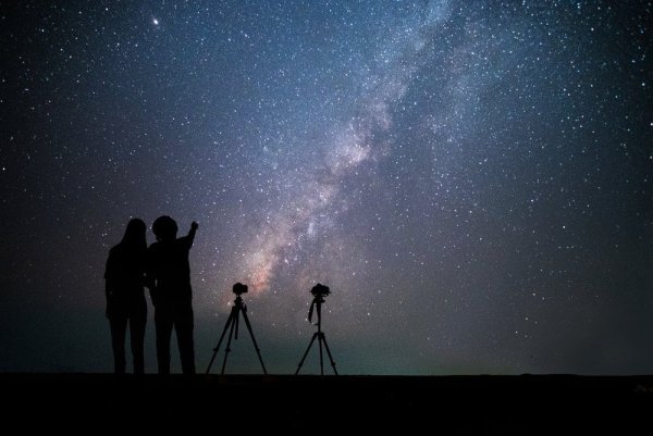 Влюбленная пара на фоне звездного неба