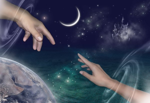 Девушка провожает корабль