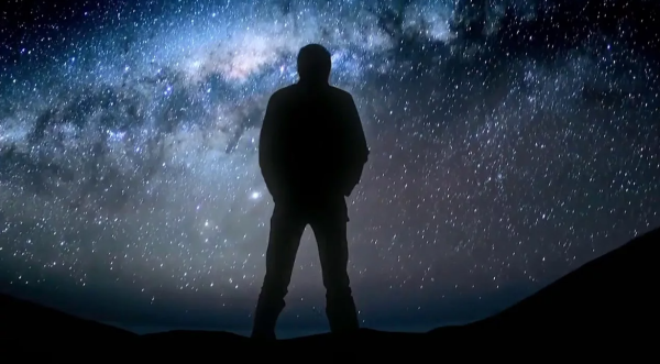 Человек на фоне звездного неба