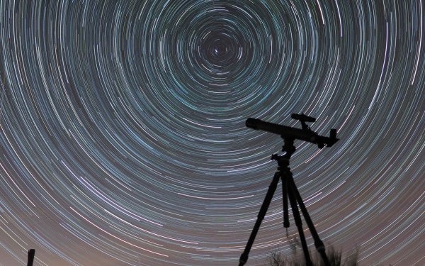 Девушка с телескопом