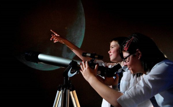 Девушка с телескопом