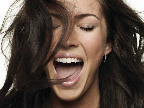 Меган Фокс смех