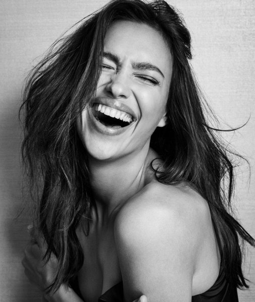 Ирина Шейк улыбается