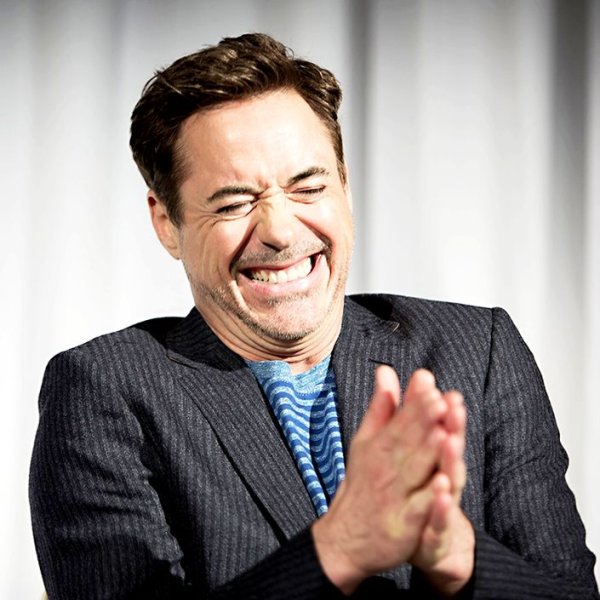 Роберт-Дауни младший смеется