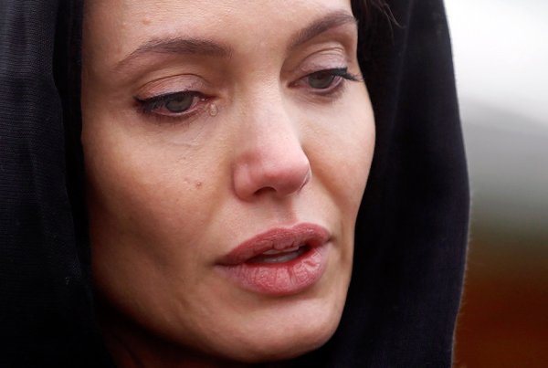 Девушка кричащая в небо