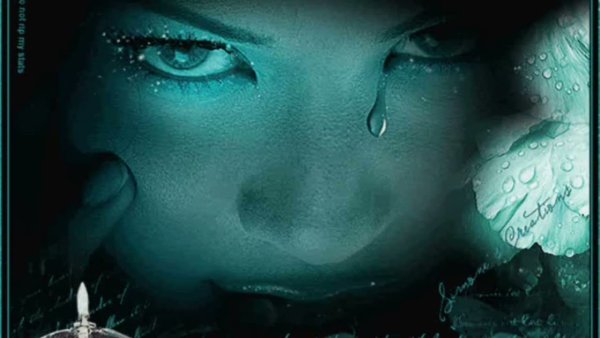 Красивая девушка плачет