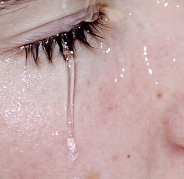 Девочка в слезах