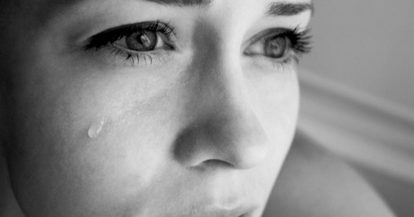 Слеза на щеке девушки