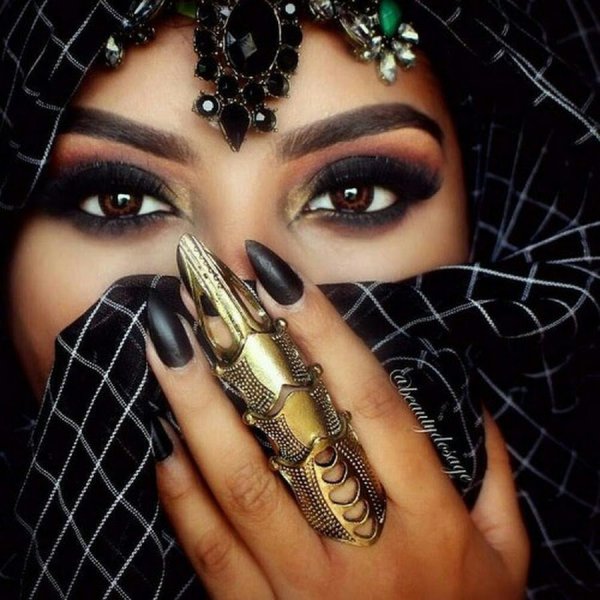 Арабская девушка с духами