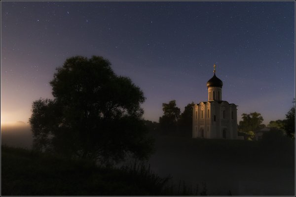 Покрова на Нерли ночью