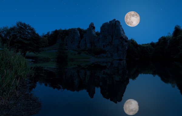 Ночное небо со звездами и луной
