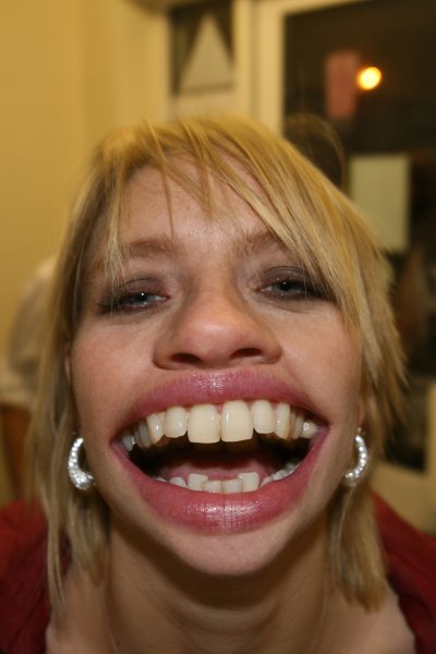 Женщина с большими зубами