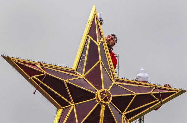 Спасская башня Московского Кремля звезда