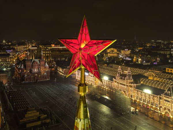 Спасская башня Московского Кремля звезда