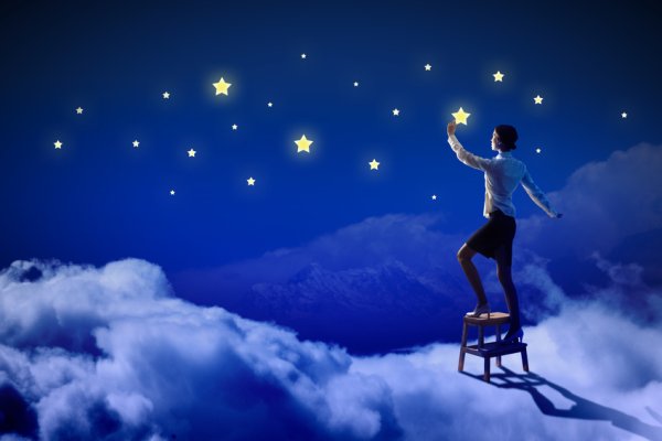 Мальчик держит звезду