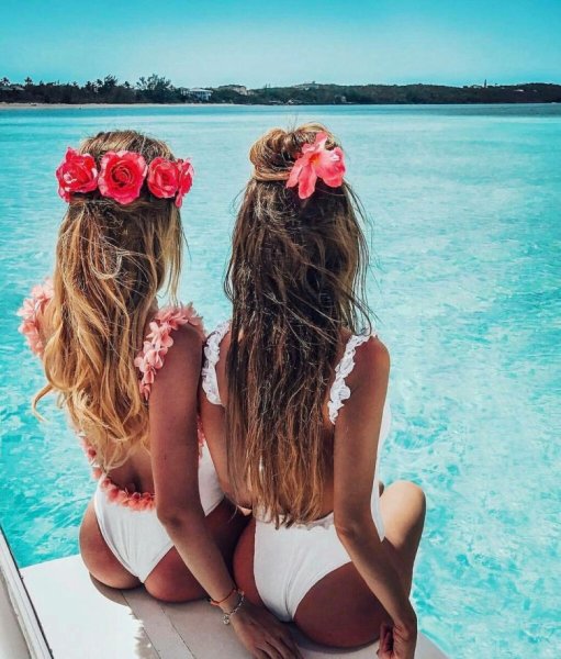 Красивые подруги