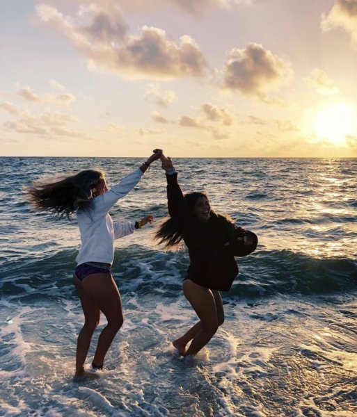 Подружки на море