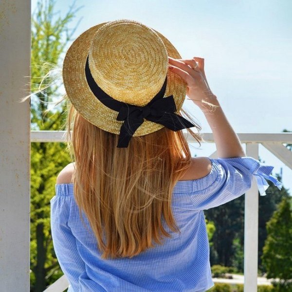 Девушка в летней шляпке